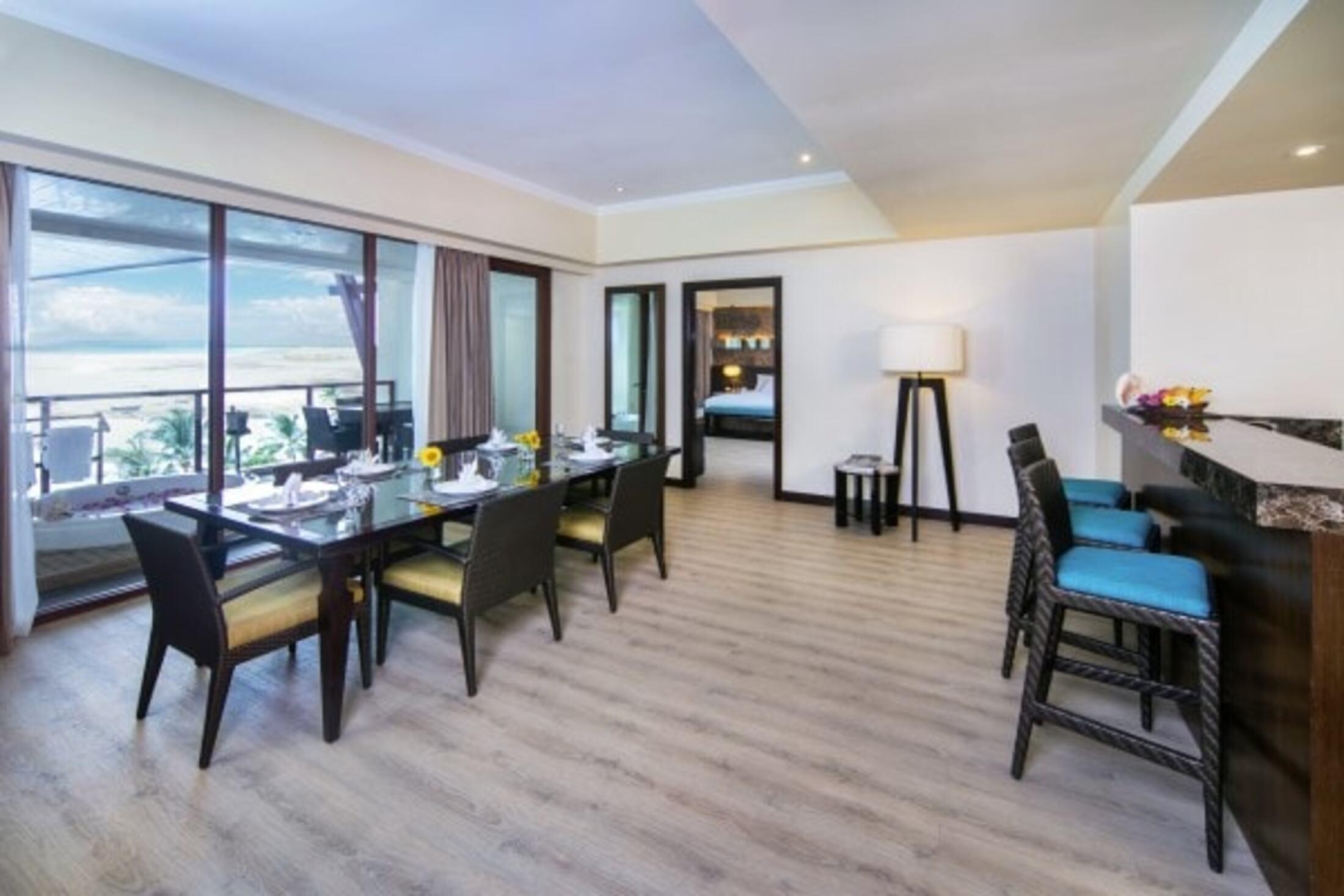 The Bellevue Resort Panglao Dış mekan fotoğraf A suite at the hotel