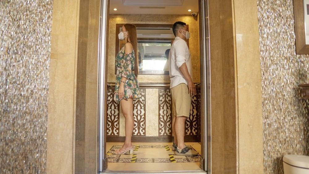 The Bellevue Resort Panglao Dış mekan fotoğraf Social distancing in an elevator