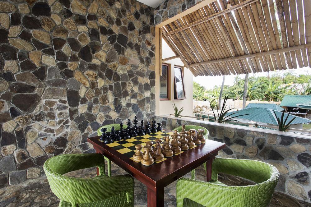 The Bellevue Resort Panglao Dış mekan fotoğraf A game of chess at the resort
