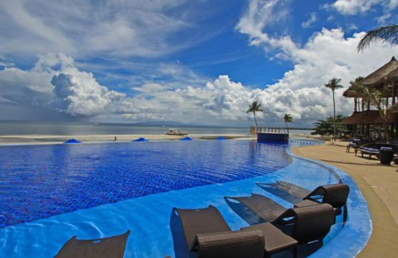 The Bellevue Resort Panglao Dış mekan fotoğraf Infinity pool at the Shangri-La's Tanjung Rhu Resort, Langkawi, Malaysia